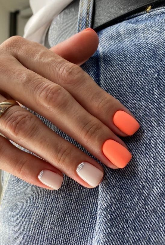 παστέλ-πορτοκαλί-και-μπεζ-νύχια-με-στρας-Σεπτέμβριος 2022-ιδέες-