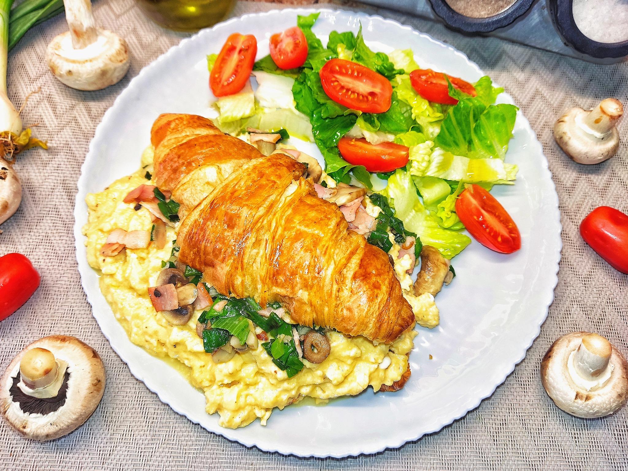 Scrambled eggs-ομελέτα-σε-κρουασάν-βουτύρου-συνταγή-