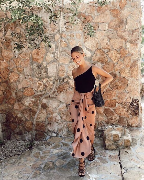 μαύρο-τοπ-με-μάξι-πουά φούστα-ιδέες-Αύγουστος 2022-