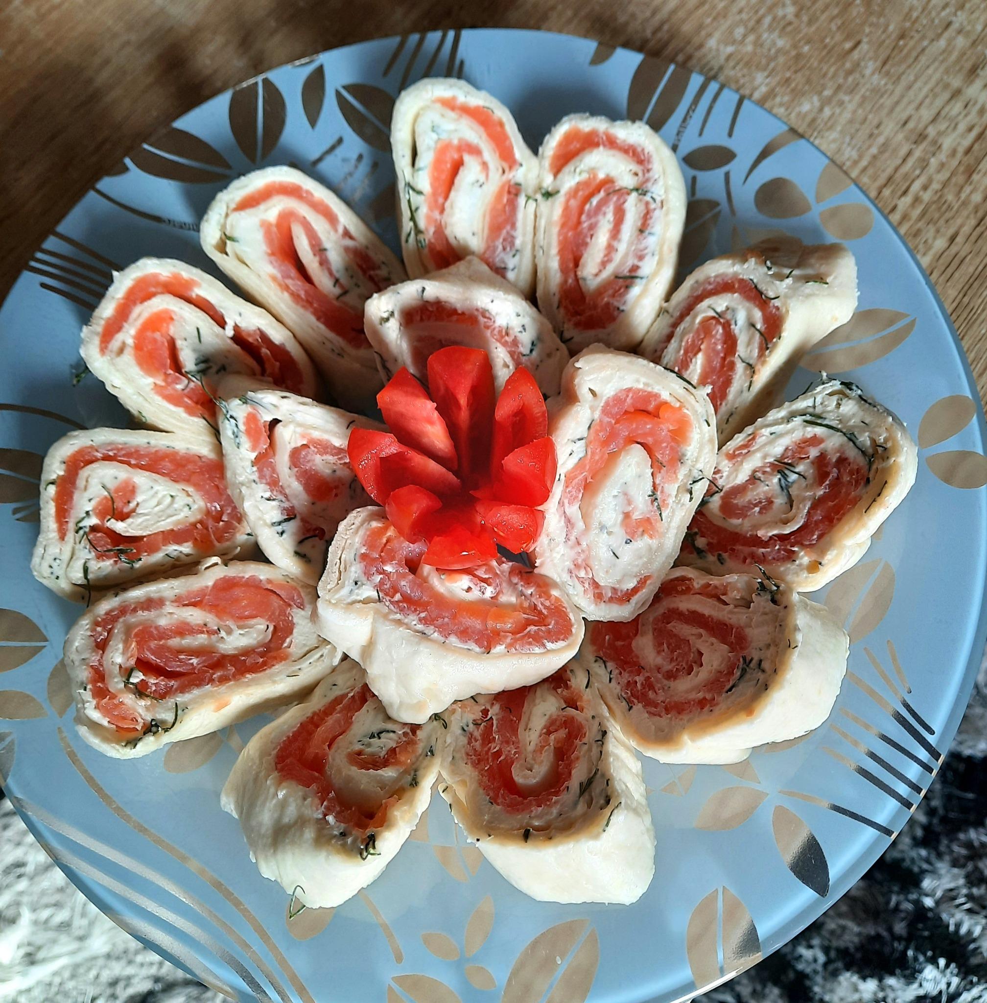 Ρολάκια -με- τορτίγια-,σολωμό- και- τυρί- κρέμα- Ρολάκια -με- τορτίγια-,σολωμό- και- τυρί- κρέμα-