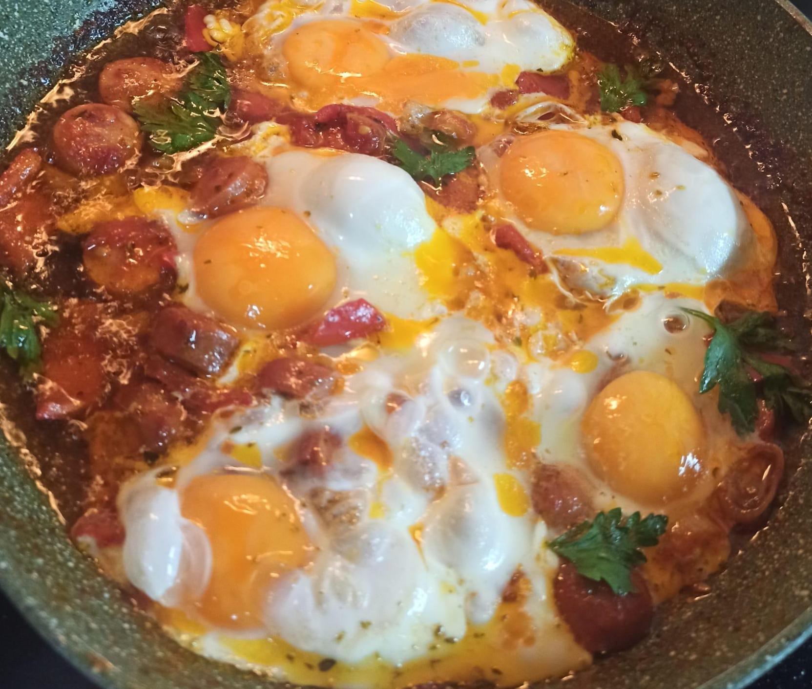 Το γρήγορο φαγητό : Αυγά με λουκάνικα και ντομάτα