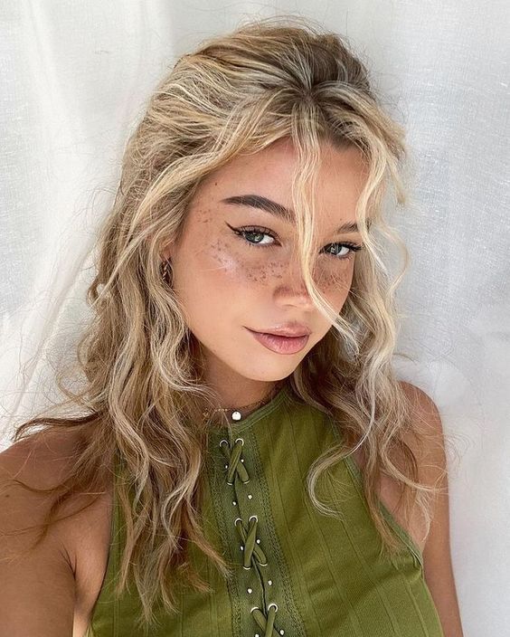 σπαστά μαλλιά-ιδέες-για-χτενίσματα-Σεπτέμβριος 2022-