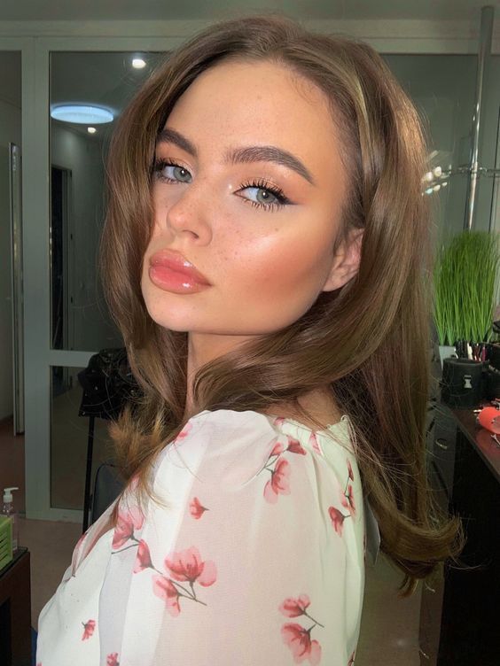 Σεπτέμβριος 2022-μακιγιάζ-με-lip gloss-ιδέες-