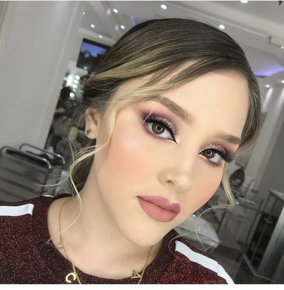 Σεπτέμβριος 2022-ροζ κραγιόν-και-ροζ-σκιά-ιδέες-