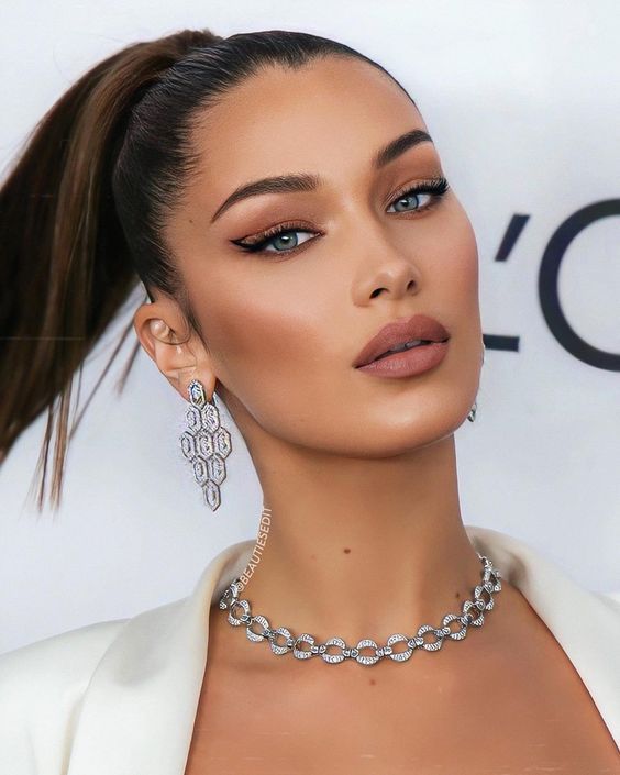 καφέ-σκιά-και-καφέ-κραγιόν-Αύγουστο 2022-ιδέες-για-μακιγιάζ-