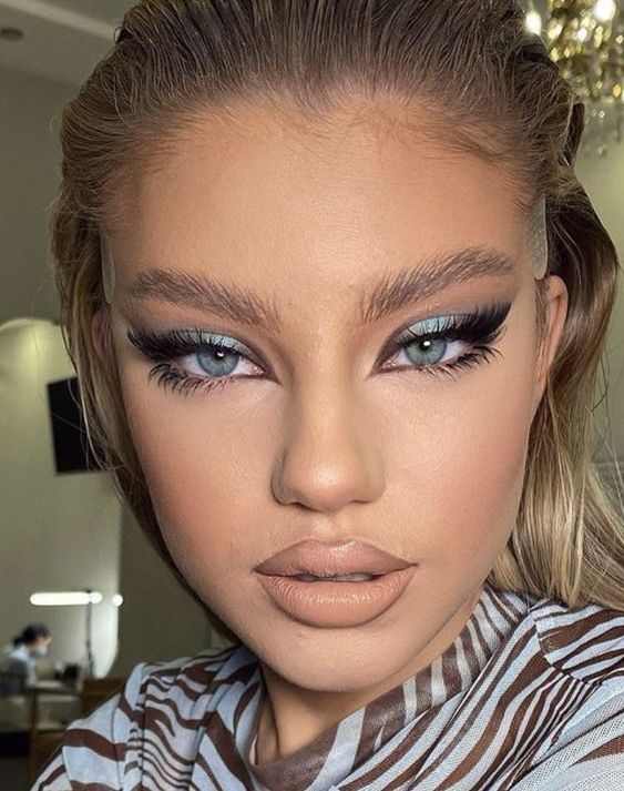θαλασσί σκιά-στα-μάτια-Αύγουστο 2022-ιδέες-για-μακιγιάζ-