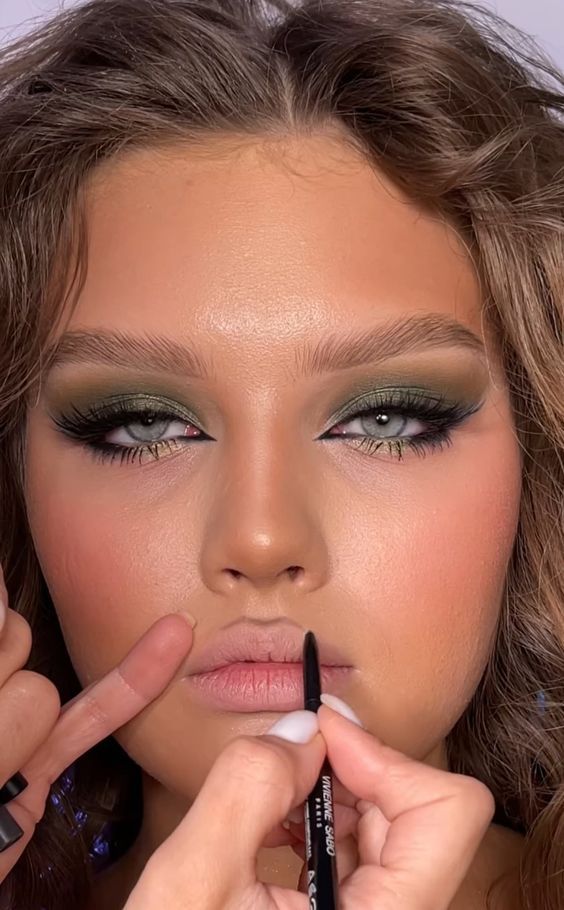 πράσινη σκιά-στα-μάτια-Αύγουστο 2022-ιδέες-για-μακιγιάζ-