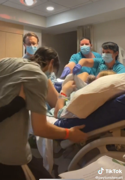 μπαμπάς-λιποθυμάει-μετά-την-γέννηση-του-μωρού-TikTok- μπαμπάς-λιποθυμάει-μετά-την-γέννηση-του-μωρού-TikTok-