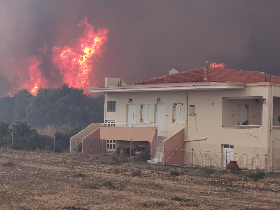 Δραματική η κατάσταση στη Λέσβο: H φωτιά έχει φτάσει παραλία, καίγονται σπίτια (βίντεο)