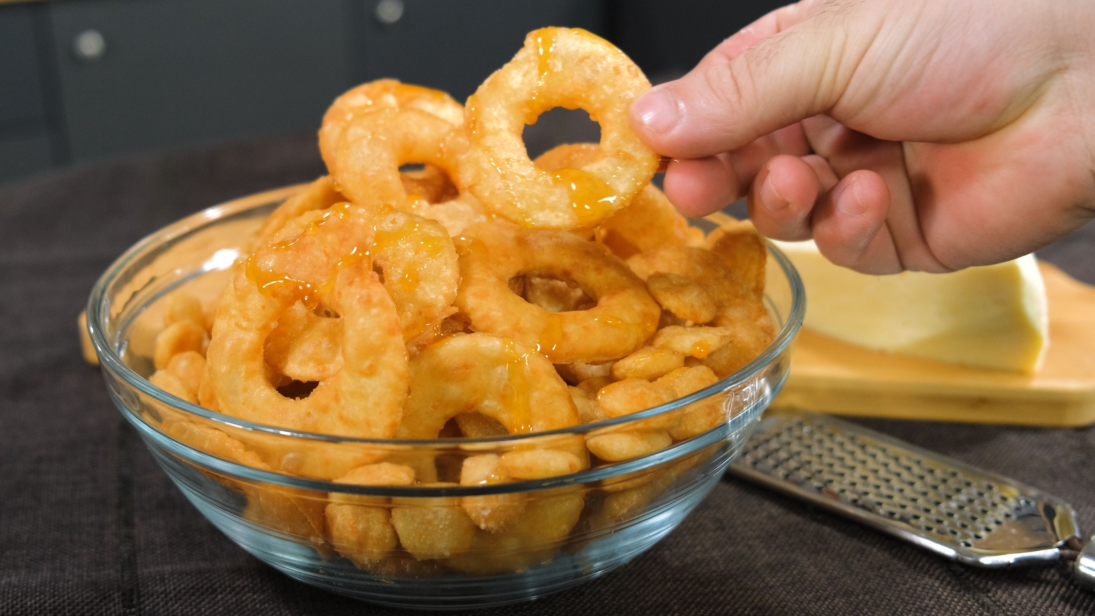 Λουκουμάδες- με- γραβιέρα- χωρίς-μαγιά-