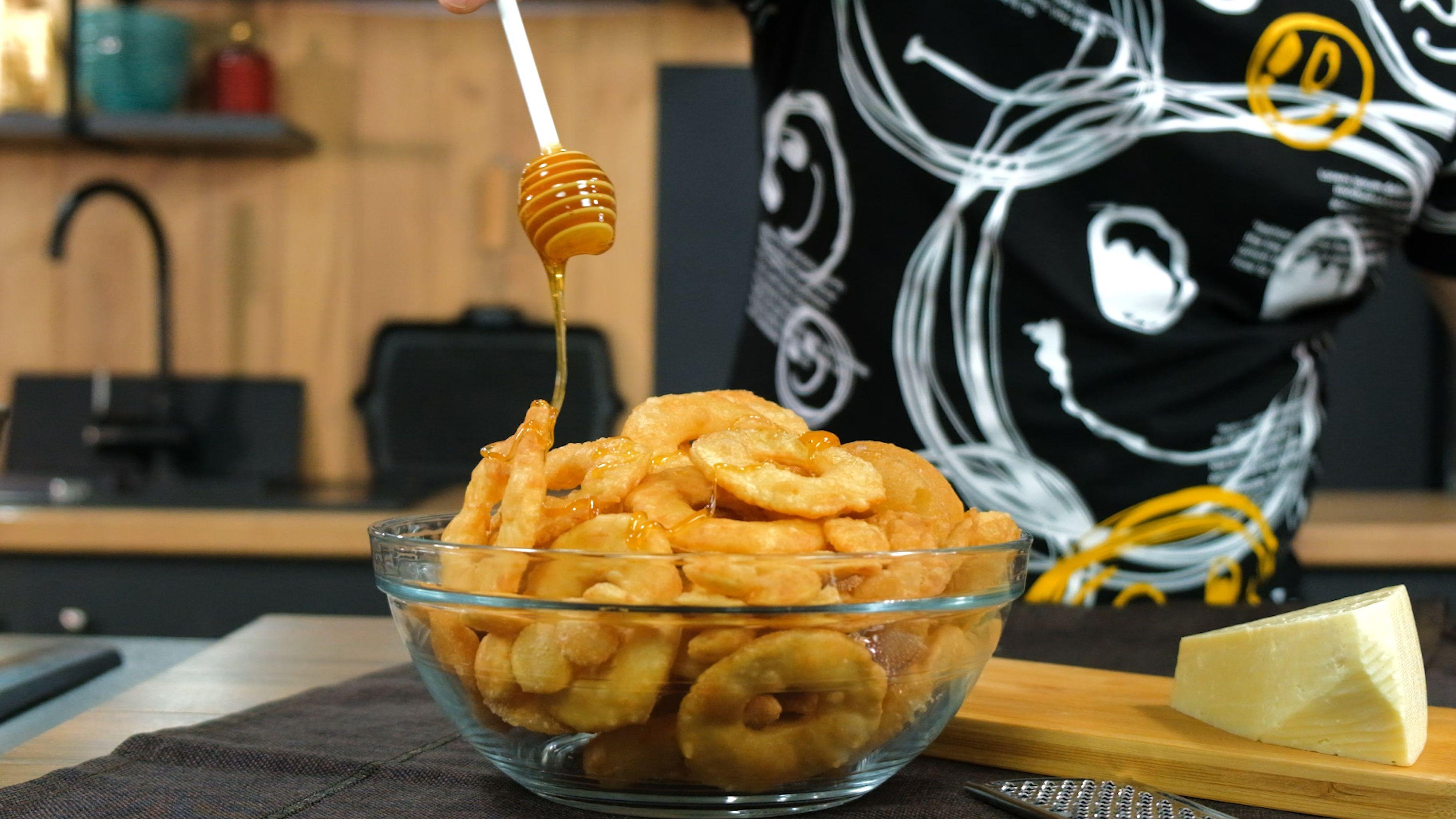 Λουκουμάδες- με- γραβιέρα- χωρίς-μαγιά-