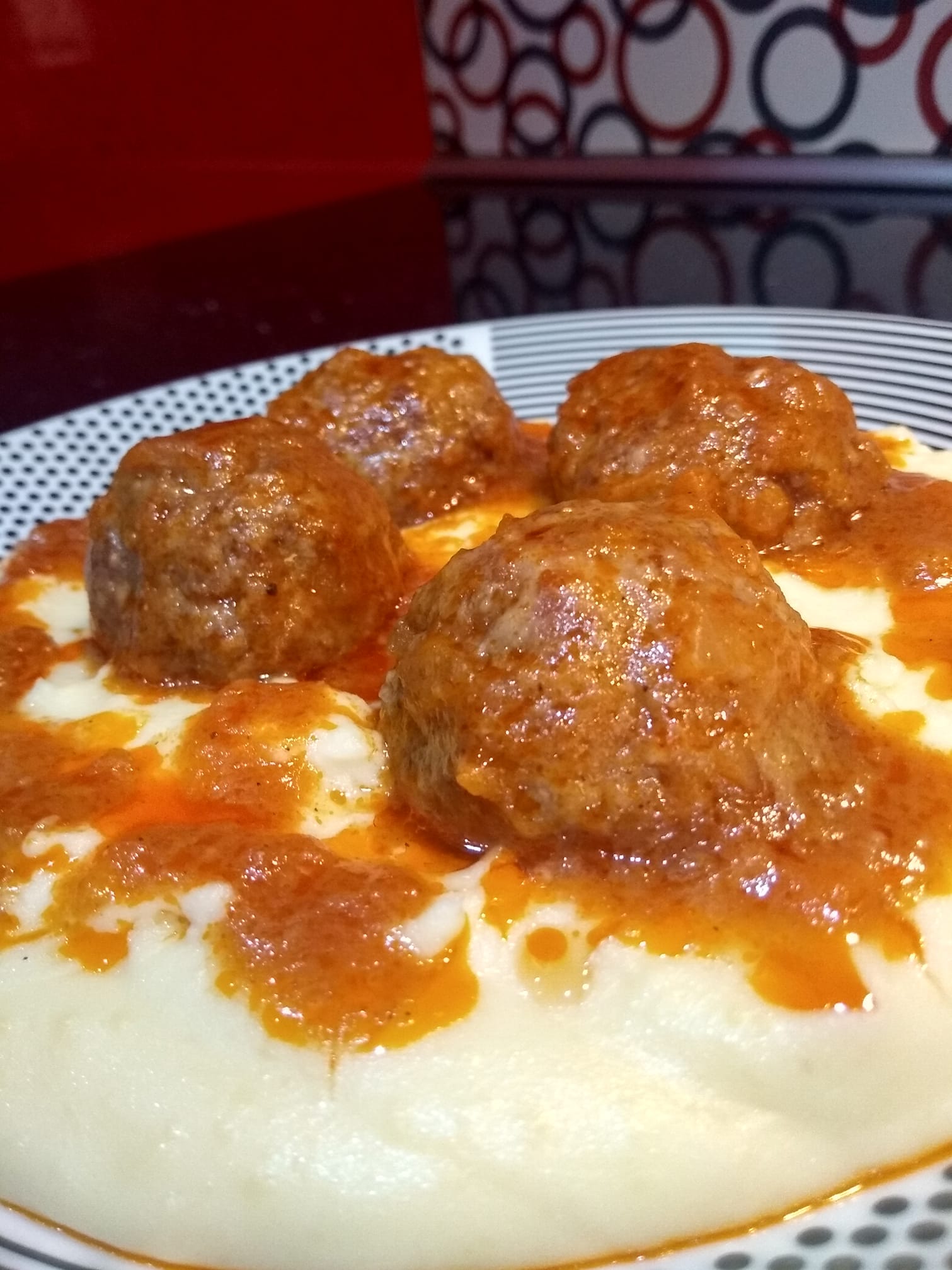 Παραδοσιακά -κοκκινιστά- κεφτεδάκια- της- γιαγιάς- με -σπιτικό- πουρέ- πατάτας- Παραδοσιακά -κοκκινιστά- κεφτεδάκια- της- γιαγιάς- με -σπιτικό- πουρέ- πατάτας-