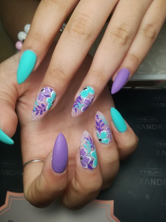 μοβ-νύχια-με-θαλασσί-νύχια-και-φλοράλ σχέδια-ιδέες-