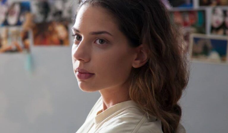 Αυτή είναι η πρωταγωνίστρια απο τις Άγριες Μέλισσες που πάει στο Αυτή η Νύχτα Μένει