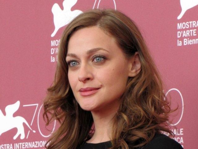 Αυτή είναι η πρωταγωνίστρια απο τις Άγριες Μέλισσες που πάει στο Αυτή η Νύχτα Μένει