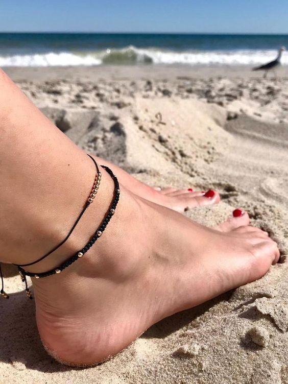 μαύρα-βραχιολάκια-για-το-πόδι-ιδέες-Αύγουστος 2022-ιδέες-