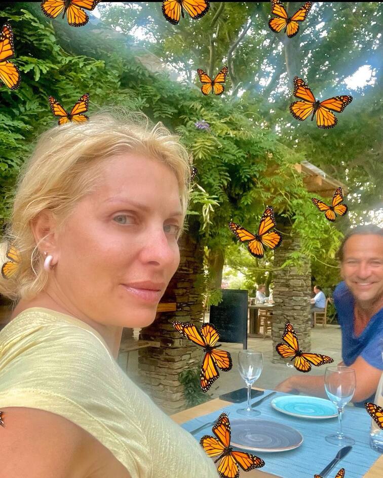 Ελένη Μενεγάκη: Έβαλε το φούξια μαγιό της και ο Μάκης την αποθέωσε