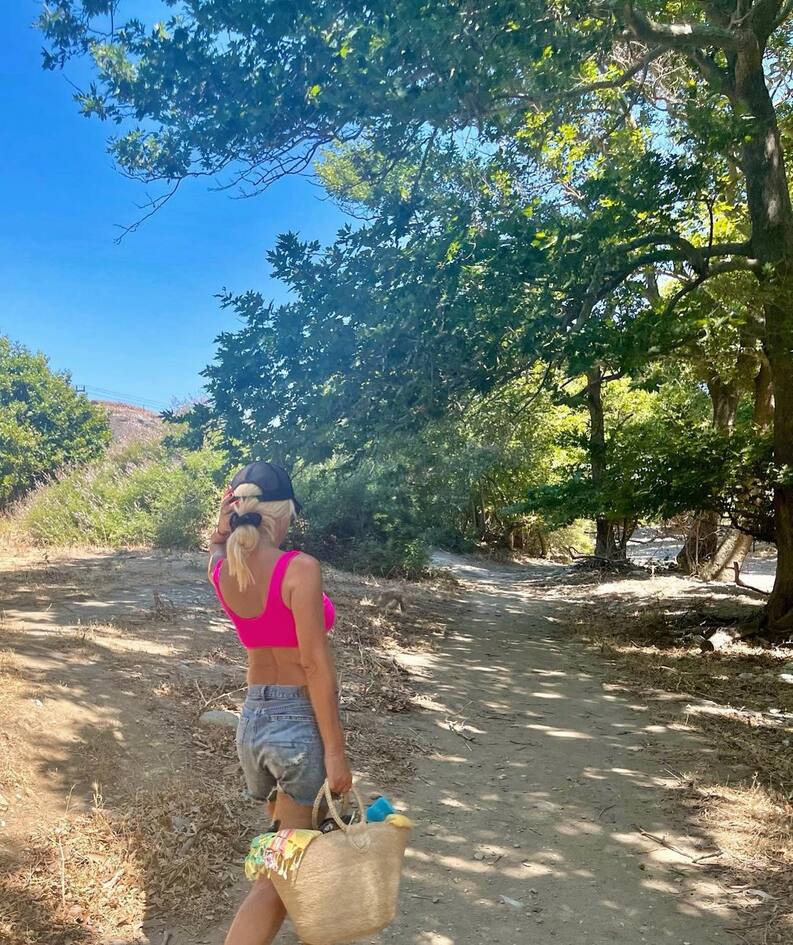 Ελένη Μενεγάκη: Έβαλε το φούξια μαγιό της και ο Μάκης την αποθέωσε