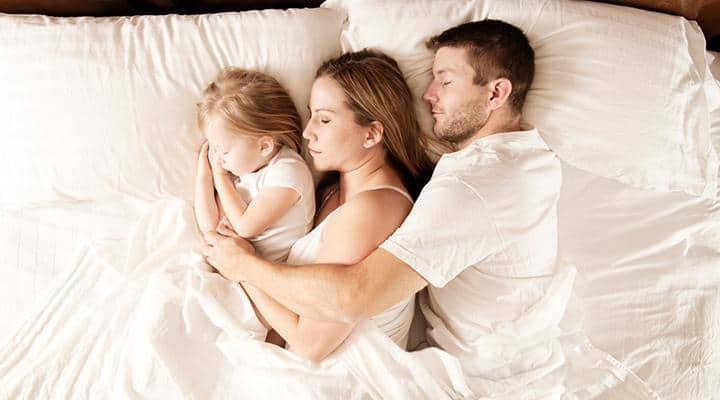 γονείς-κοιμούνται-μαζί-με-το-παιδί-συμβουλές ψυχολόγου-