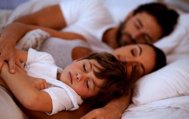 γονείς-κοιμούνται-μαζί-με-το-παιδί-συμβουλές ψυχολόγου-