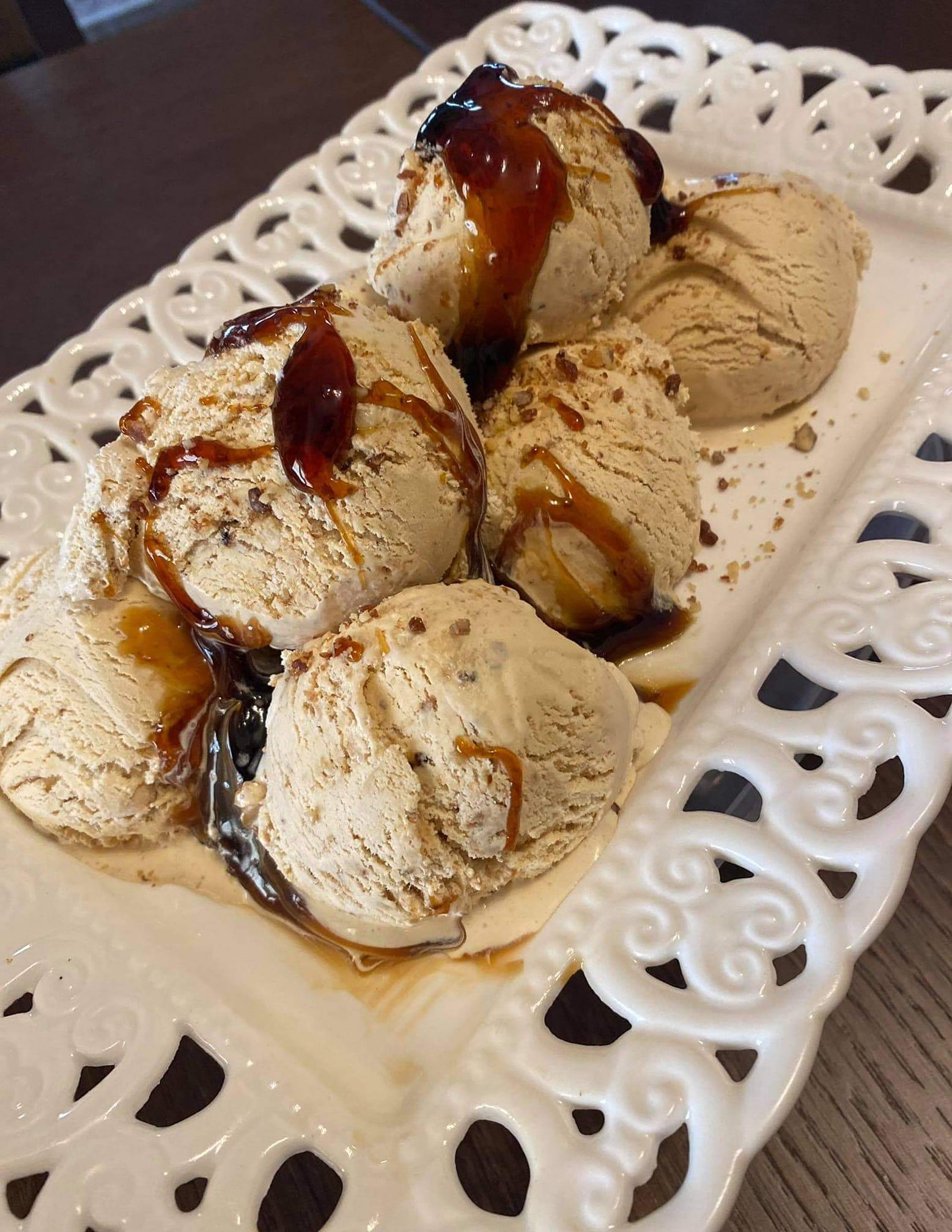 παγωτό καραμέλα-με-καραμελωμένα αμύγδαλα-συνταγή-