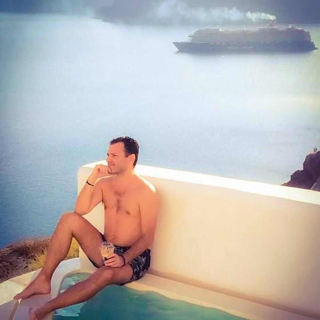 Τάσος Τεργιάκης: Δείτε την πανέμορφη σύζυγό του με ολόσωμο μαγιό στην Αστυπάλαια