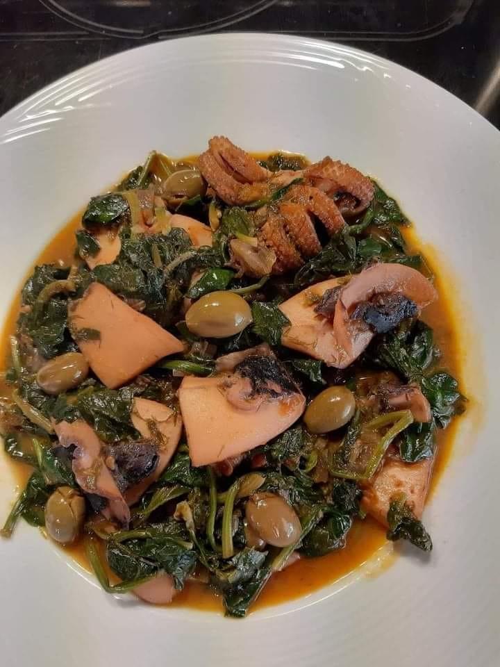 Σουπιές -με- σπανάκι -και-ελιές-