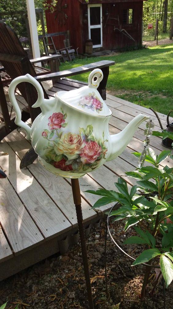 ιδέες-με-παλιές τσαγιέρες-σαν-διακοσμητικά-κήπου-