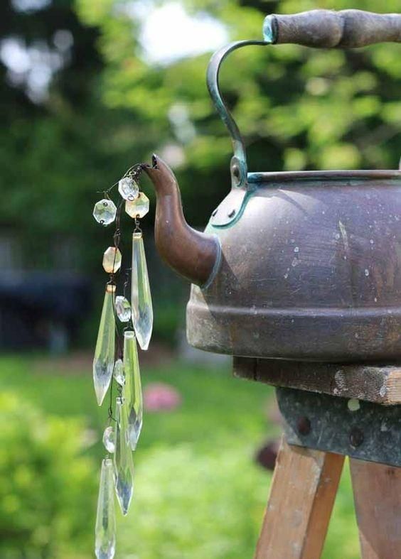 ιδέες-με-παλιές τσαγιέρες-σαν-διακοσμητικά-κήπου-