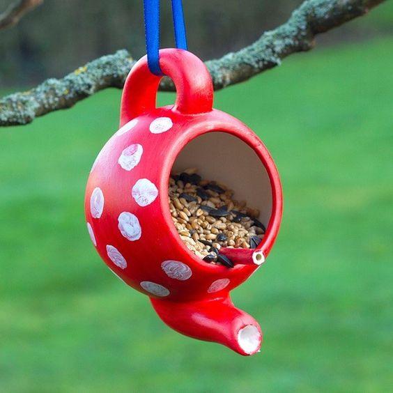 ιδέες-με-παλιές τσαγιέρες-σαν-διακοσμητικά-κήπου-