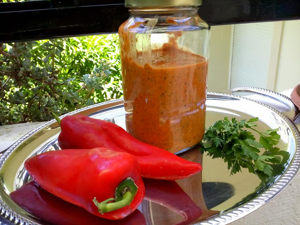 Καλοκαιρινή-μακαρονάδα- με- σάλτσα- από -πιπεριές- Φλωρίνης-