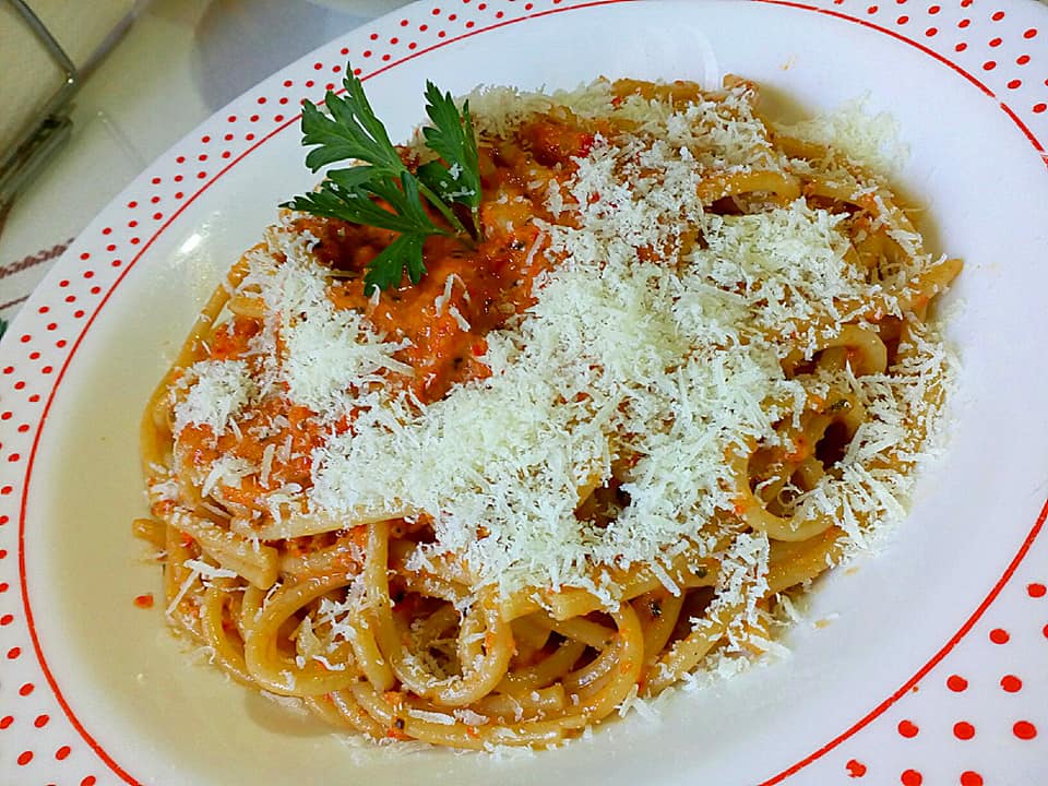 Καλοκαιρινή-μακαρονάδα- με- σάλτσα- από -πιπεριές- Φλωρίνης-