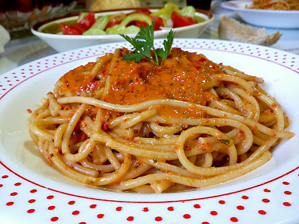 Καλοκαιρινή-μακαρονάδα- με- σάλτσα- από -πιπεριές- Φλωρίνης-