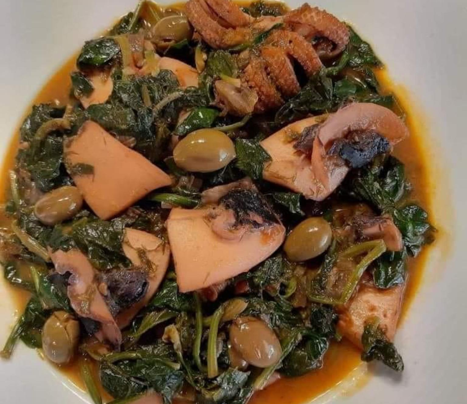 Σουπιές με σπανάκι και ελιές