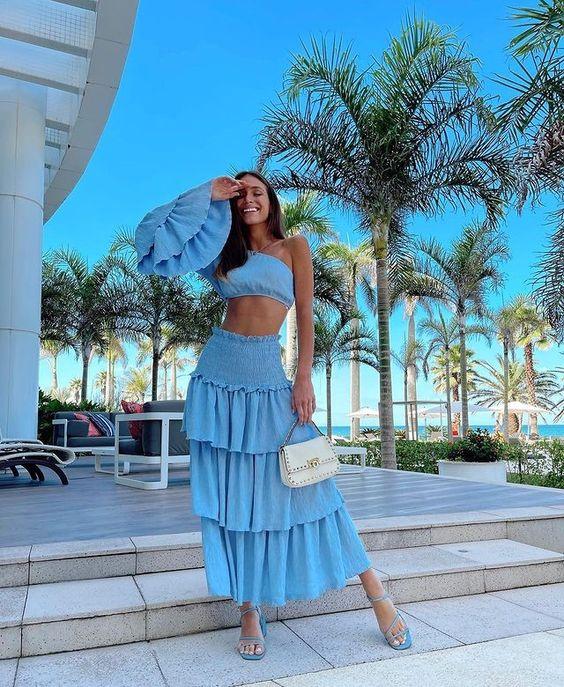 γαλάζια φούστα-με-πιέτες-και-γαλάζιο-τοπ-ιδέες-