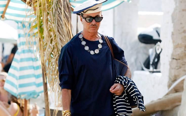 Ο Λάκης Γαβαλάς ποζάρει γυμνός στον καθρέφτη του στα 70 του χρόνια