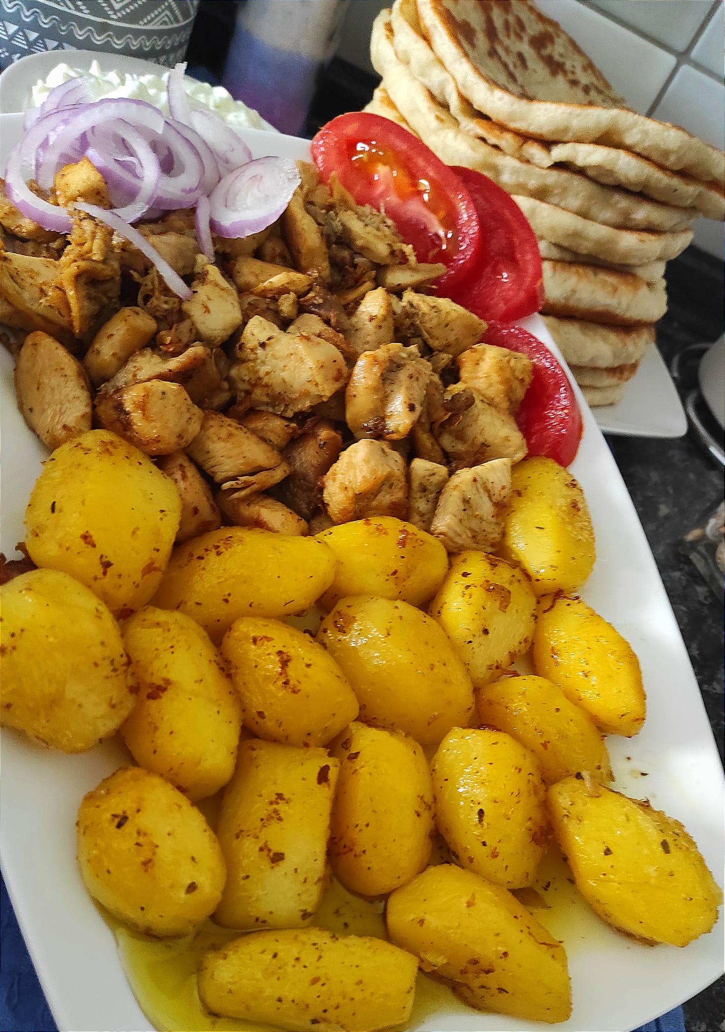 Τηγανιά κοτόπουλου-με πατάτες-και-χειροποίητες πίτες-συνταγή- Τηγανιά κοτόπουλου-με πατάτες-και-χειροποίητες πίτες-συνταγή-