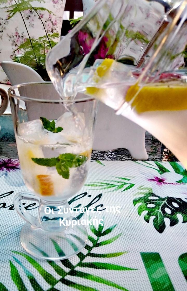 Δροσερό- σπιτικό- αναψυκτικό -με- σόδα- και -φρούτα-