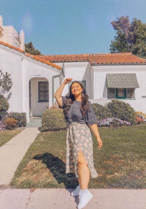 φλοράλ-plus size-φούστα-με-γκρι-t-shirt-ιδέες-