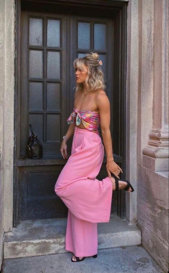 ροζ-παντελόνι-με-φλοράλ τοπ-σε-γάμο-ή-βάφτιση-ιδέες-