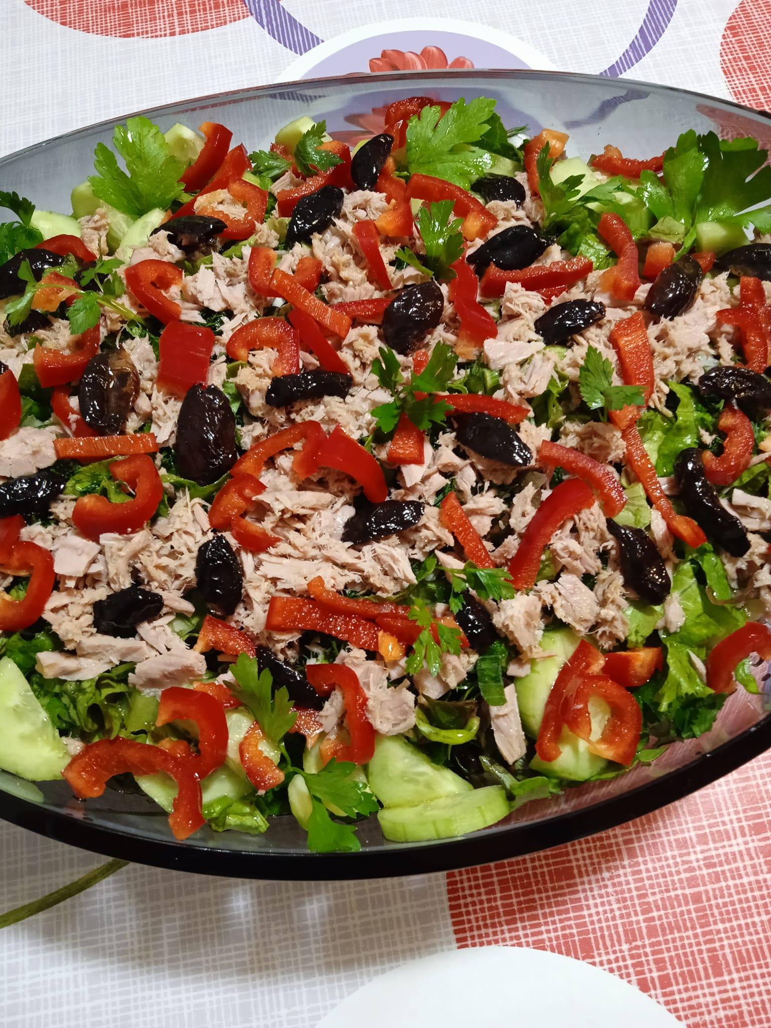 Μαρουλοσαλάτα -με- τόνο- και -πιπεριές -Φλωρίνης-