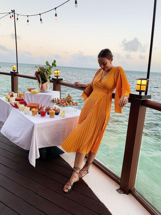 μάξι-πορτοκαλί φόρεμα-με-πιέτες-ιδέες-