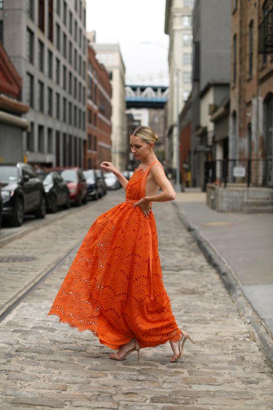 μάξι-πορτοκαλί φόρεμα-με-δαντέλα-ιδέες-Καλοκαίρι 2022-