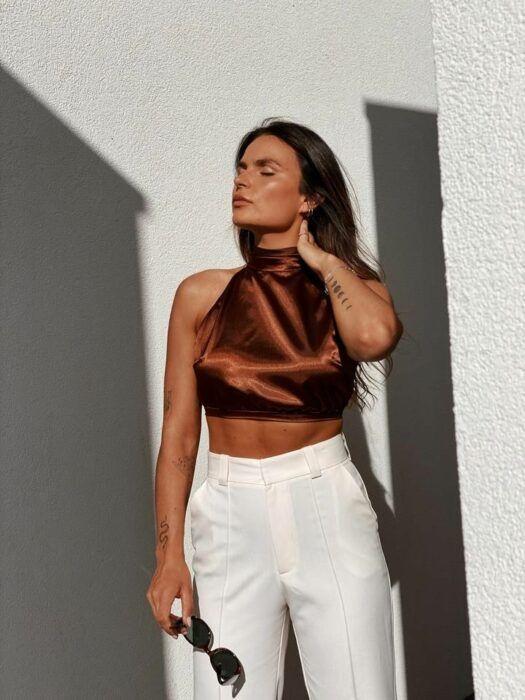 καφέ-σατέν τοπ-με-λευκό-παντελόνι-ιδέες-