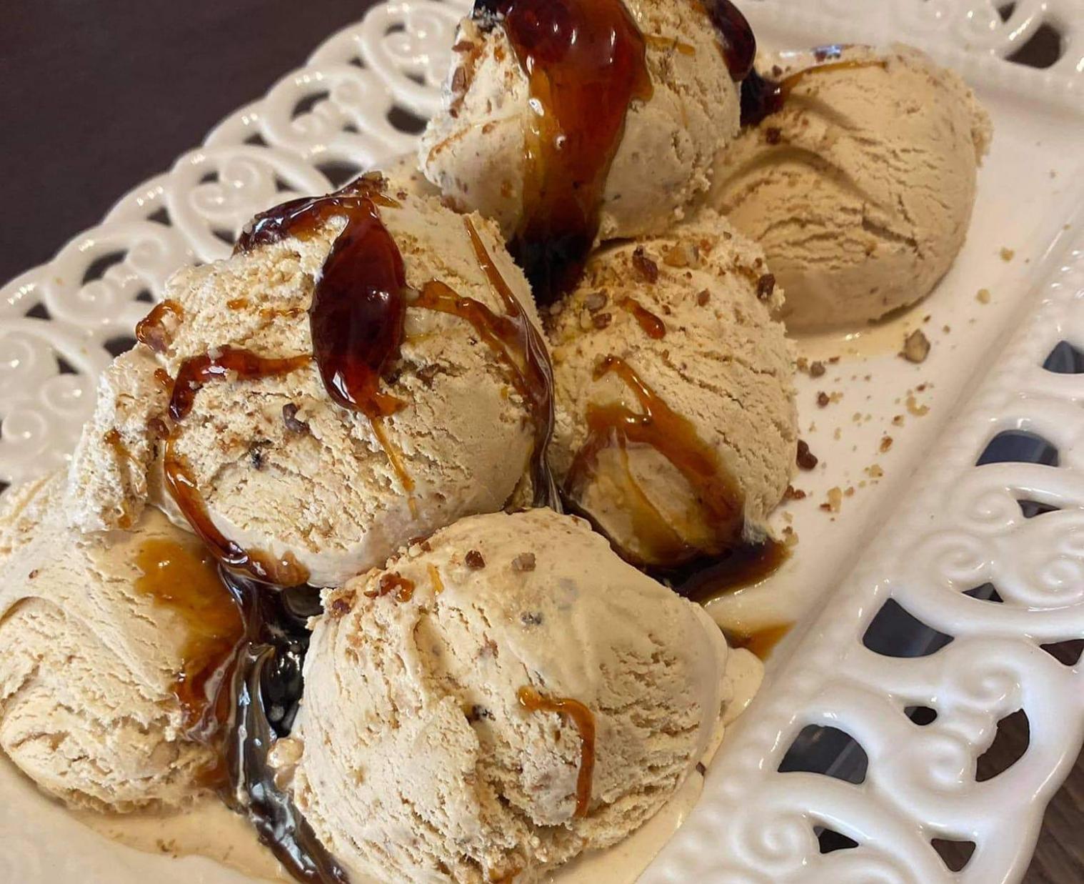 Παγωτό καραμέλα με καραμελωμένα αμύγδαλα