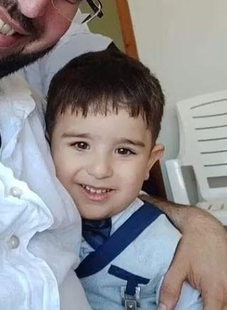 Δεν το χωράει ο νους : Πατέρας κλείδωσε στο αυτοκίνητο με καύσωνα το παιδί του για να πάει για ποτό και το βρήκε νεκρό