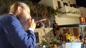 Νάξος: Ιερέας τραγούδησε έντεχνα και ροκ τραγούδια ενώ ράπαρε και το Διθέσιο της Πρωτοψάλτη