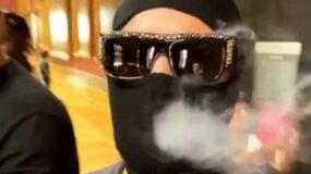 Νέα πρόκληση από τον Snik: Ανέβασε βίντεο που καπνίζει μέσα στο Λούβρο φορώντας full face μάσκα