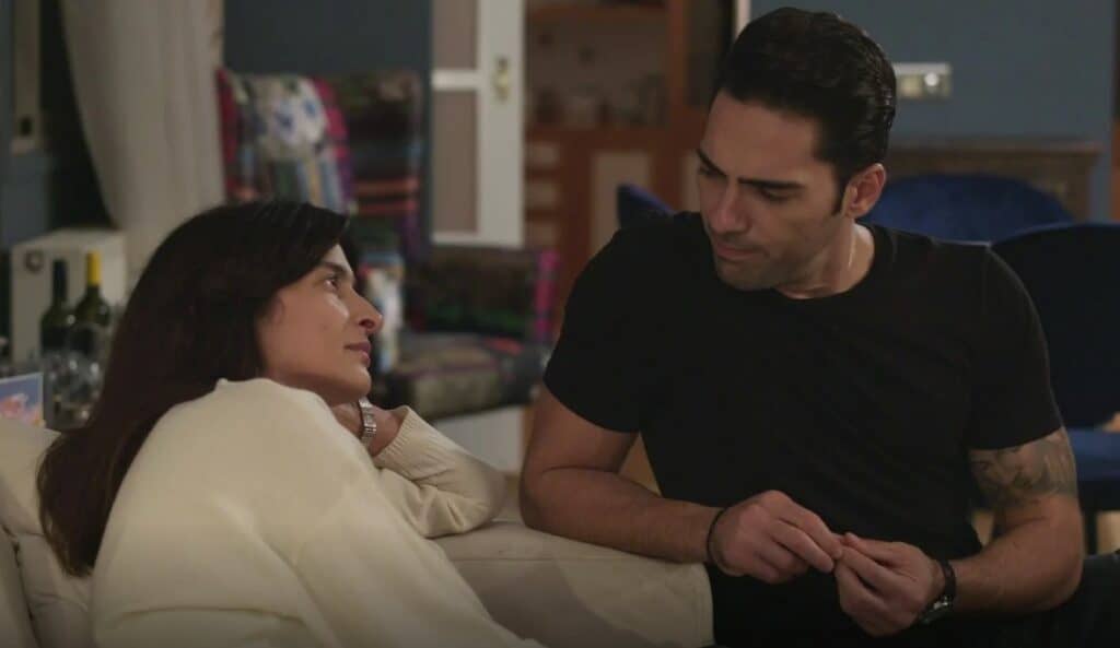 Η Γη της Ελιάς: Με τον άντρα της Ιουλίας βρήκες να κάνεις σχέση;