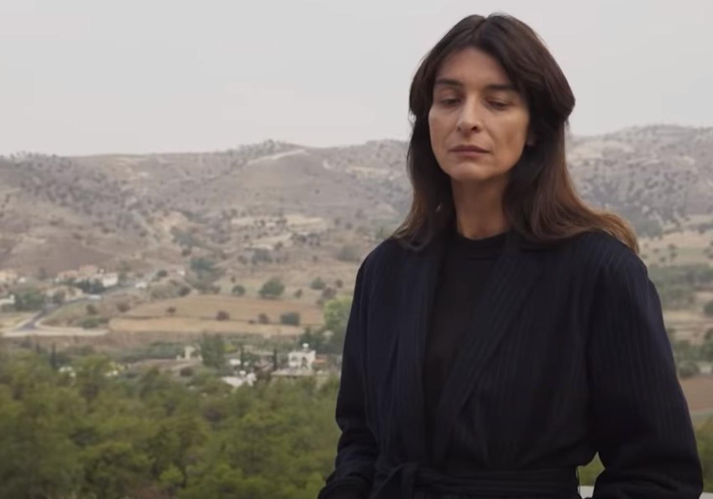 Η Γη της Ελιάς: Με τον άντρα της Ιουλίας βρήκες να κάνεις σχέση;